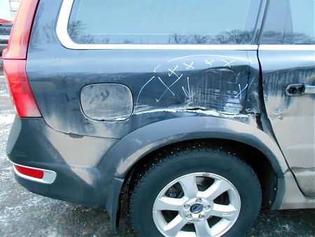 Повреждения на заднем крыле Volvo XC70